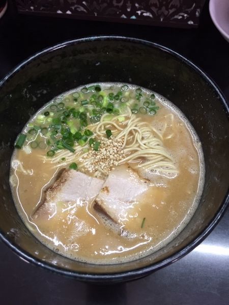 「努豚骨 750円　替玉 100円 サービスライス付き」@本格博多豚骨ラーメン豚野郎の写真