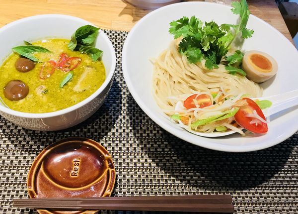 「限定 あべどりとハーブのグリーンカレーつけ麺 ¥1200」@生粋 花のれんの写真