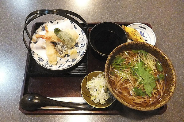 「ミニ天ぷらそば」@そば処くり田の写真