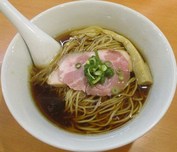 「醤油らぁ麺　800円」@らぁ麺 はやし田 池袋店の写真