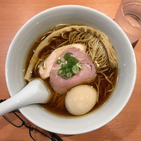 「味玉醤油らぁ麺」@らぁ麺 はやし田 池袋店の写真