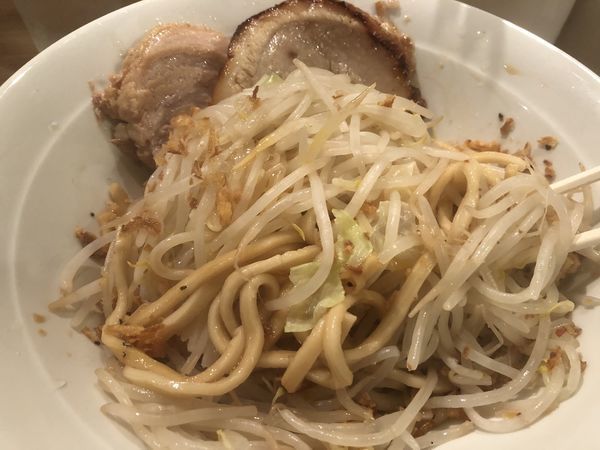 「汁なし＋フライドオニオン＋ゴマ油」@麺屋 味方の写真