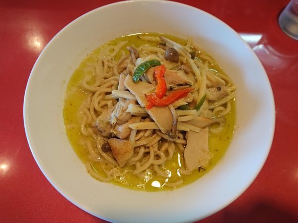 「グリーンカレーラーメン＋麺増し」@麺屋しのはら 三日月食堂の写真