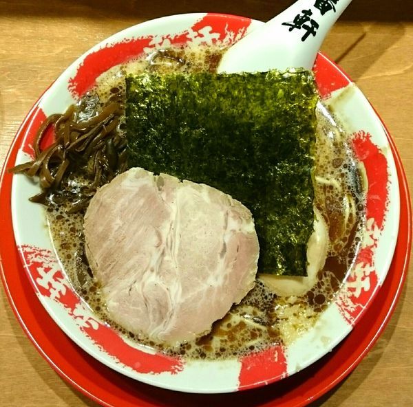 「黒豚骨ラーメン(博多麺かため ニンニク有り きくらげ) 味玉」@熟成豚骨ラーメン専門 一番軒 東京歌舞伎町本店の写真