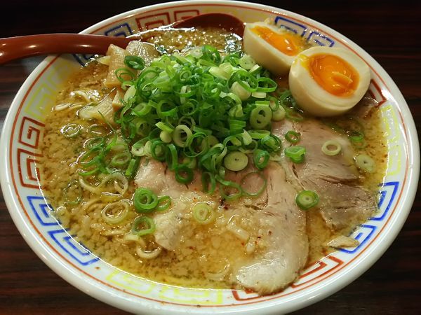 「【限定】燕燕亭（らあめん）：背油＆ネギ多め（大盛り）＋味玉」@煮干しらあめん 燕黒の写真