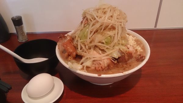 「豚ラーメン950円+生卵50円」@俺の生きる道 つくば店の写真