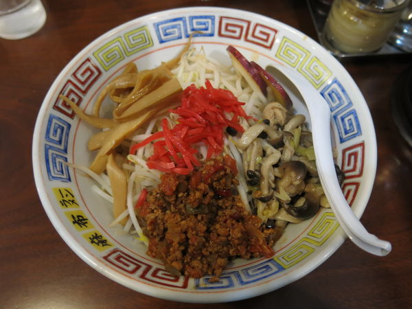 「たくさんのキノコと若鶏のまぜそば(秋季限定)：850円」@麻布ラーメン 慶応三田店の写真