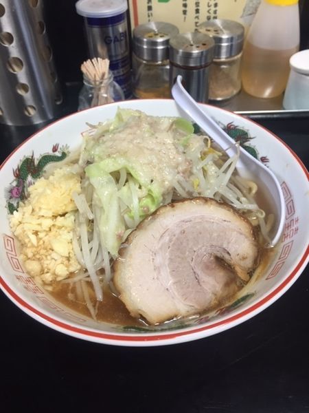 「味変ラーメン　700円　ヤサイちょいマシ・ニンニク・アブラ」@肉だしラーメン 濃い豚の写真