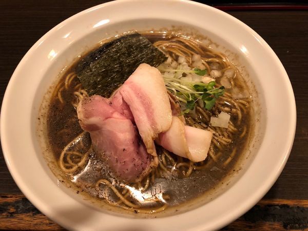 「甲州地鶏の鶏油ブラック中華」@灰汁中華 丿貫 福富町本店の写真