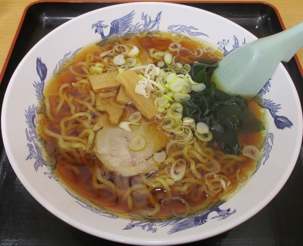 「正油ラーメン　400円」@梅もと 新宿西口店の写真
