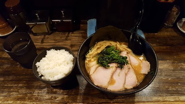 「大和田チャーシュー麺(880円)中盛(100円)+ライス(100」@麺屋 大和田の写真