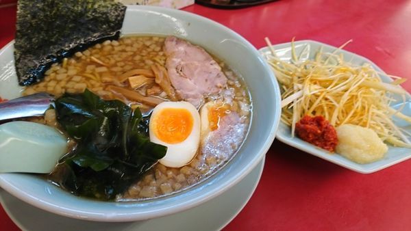 「プレミアム醤油とんこつ860＋葱160＋卵(携帯ｸｰﾎﾟﾝ)」@山岡家 狭山店の写真