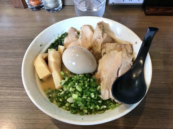 「塩ラーメン全部のせ 緑の麺」@らーめん功喜の写真