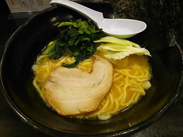 「豚骨塩　大盛　※麺硬め」@らあめん 万咲の写真