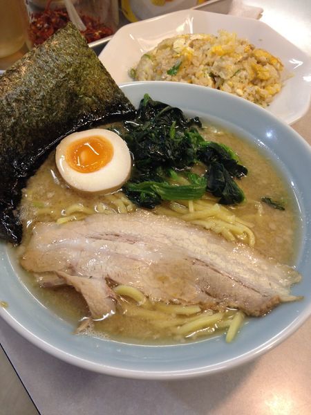 「家系らーめん並盛680円 セット炒飯220円」@酒々井家 本店の写真