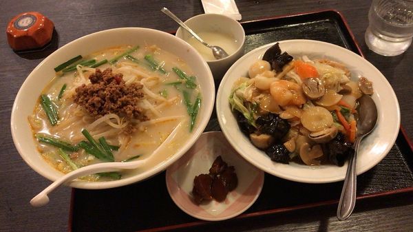「ラーメンセット(豚骨台湾ラーメン＋中華飯)800円」@中華料理 聚縁閣の写真