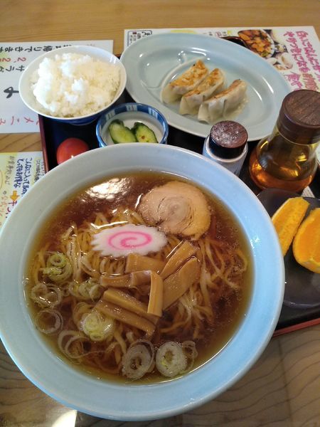「手打ちらーめんと餃子セット 800円」@御食事処 ふじの写真