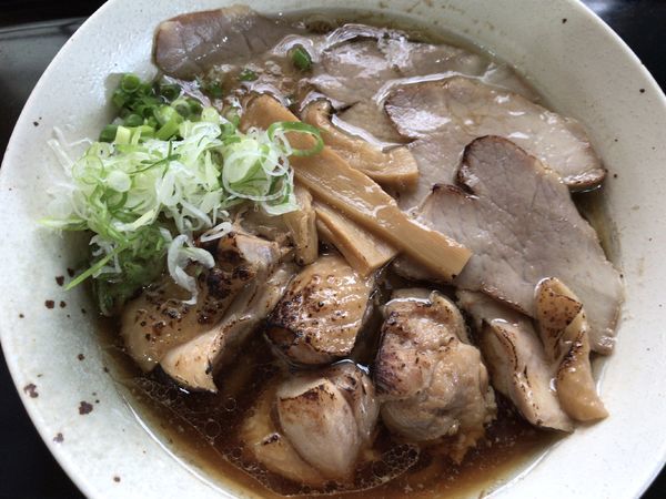 「鴨だしラーメン600円+鶏チャーシュー100円」@そば善の写真