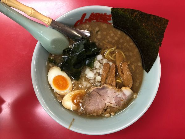 「プレミアム醤油豚骨＋味玉」@山岡家 山梨甲斐店の写真