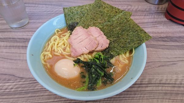 「味玉ラーメン中盛り 850円」@横浜ラーメン 武蔵家 武蔵境店の写真