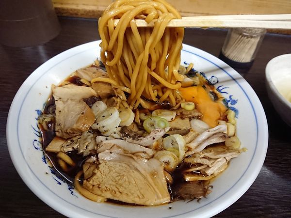 「中華そば(小)750円＋生卵60円×2ヶ」@西町大喜 西町本店の写真