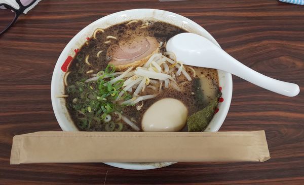 「黒マー油豚骨らーめん＋味付玉子」@なんつッ亭 秦野本店の写真