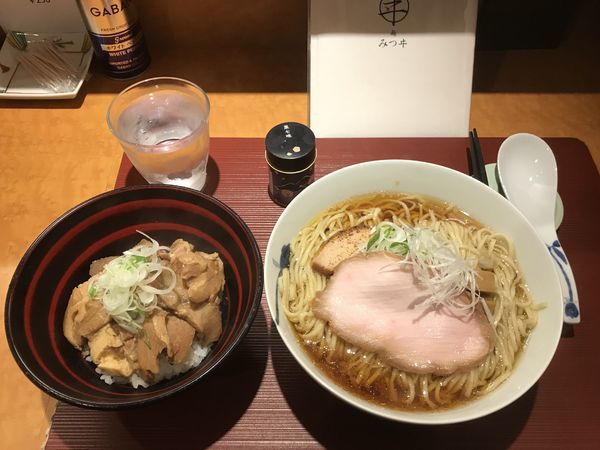 「醤油ラーメン（細麺）大盛り+まかないチャーシュー飯」@麺 みつヰの写真