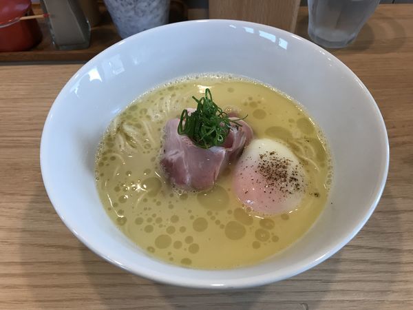 「白トリュフオイル香る鶏白湯麺」@らーめんMAIKAGURAの写真