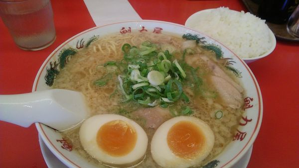 「コク旨味玉ラーメン 918円 ＋ ライス（小）162円」@ラーメン魁力屋 南行徳店の写真