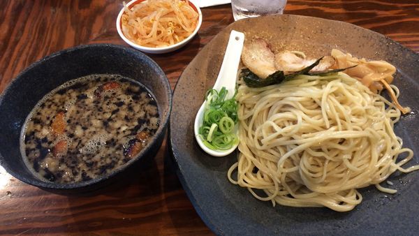 「つけ麺・もつ中盛」@龍の家 新宿小滝橋通り店の写真