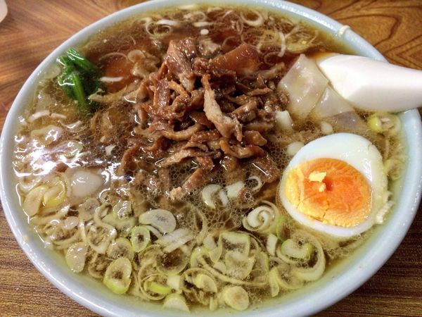 「ワンタンメン 750円 + とり皮 100円」@さくらい食堂の写真