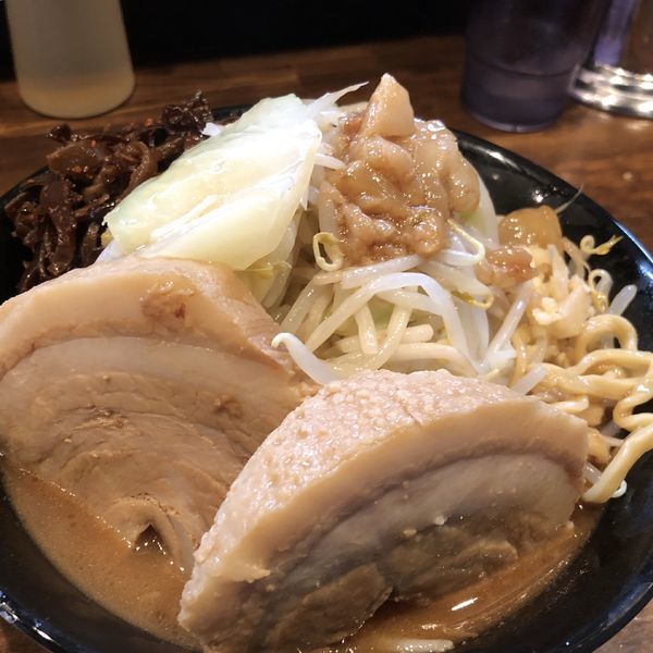 「らーめん 小（やさい、にんにく少し、あぶら、くらげ）＋豚１枚」@ガチ盛りラーメン アオイローの写真