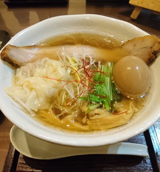 「海老塩ワンタン麺 味玉」@麺工房 かなでの写真