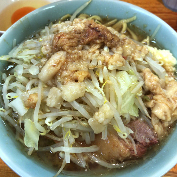 「少なめラーメン（ニンニク・アブラ）680円　生玉子　50円」@らーめん つの旨の写真