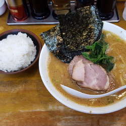 ラーメン(670円)大盛(無料)+小ライス(100円)