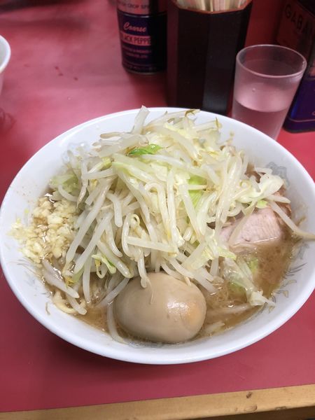 「小ブタ＋煮卵 ヤサイ・ニンニク」@ラーメン二郎 環七一之江店の写真