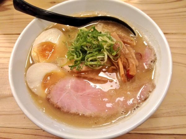 「豚鶏醤油（白）」@麺恋 まうろあの写真