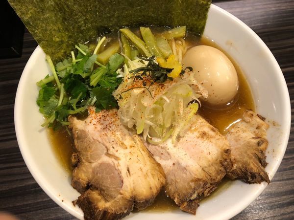 「得のせ鯵ニボ醤油そば」@志奈そば 田なかの写真