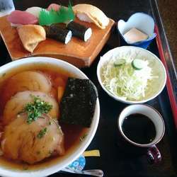 寿司ラーメン（チャーシュー麺）   1365円