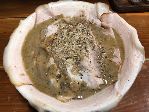 「ごく煮干しMAX 950円 花びら焼豚350円 半ライス50円」@長尾中華そば 東京神田店の写真