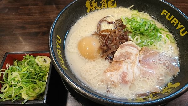 「半熟玉子+ねぎラーメン(800円)」@とんこつラーメン 博多風龍 大宮東口駅前店の写真