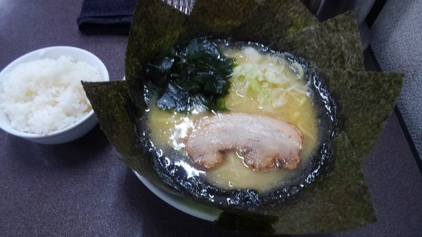 「新・塩　のりラーメン、小ライス」@とんこつラーメン松平 六浦店の写真