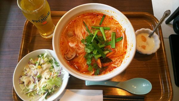 「トムヤムラーメン ランチセット950円」@ロータスガーデン 表参道駅前店の写真