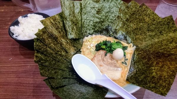 「豚骨味噌ラーメン(麺硬め)+海苔ＳＰ+ライス(サービス)」@横浜家系らーめん 魂心家 藤沢店の写真