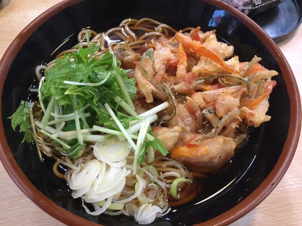 「かき揚げそば¥400+おにぎり¥100」@白樺の写真