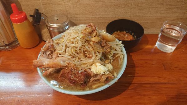 「豚入りラーメン」@ラーメン富士丸 西新井大師店の写真