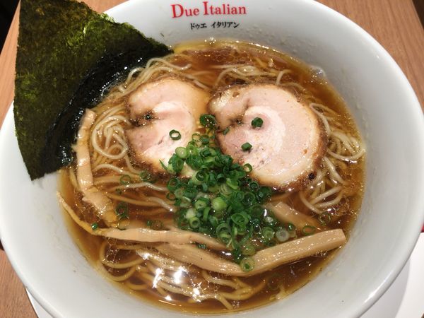 「醤油らぁ麺(麺大盛り)」@らぁ麺 ドゥエ イタリアン 三軒茶屋の写真