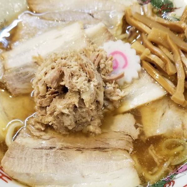 「肉煮干し中華500円（29日特価）　ほぐし肉100円」@肉煮干し中華そば さいころの写真