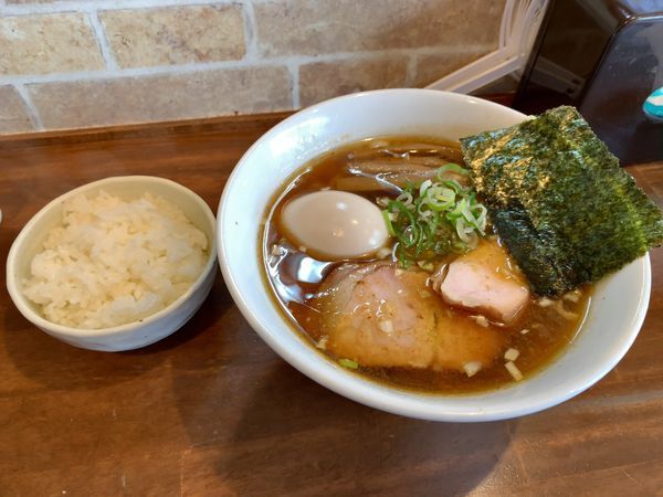「醤油らーめん 味玉  小さいご飯」@まるもり製麺の写真