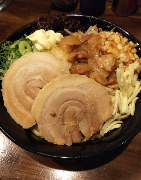 「まぜそば（300g、全マシ）＋生卵」@ガチ盛りラーメン アオイローの写真